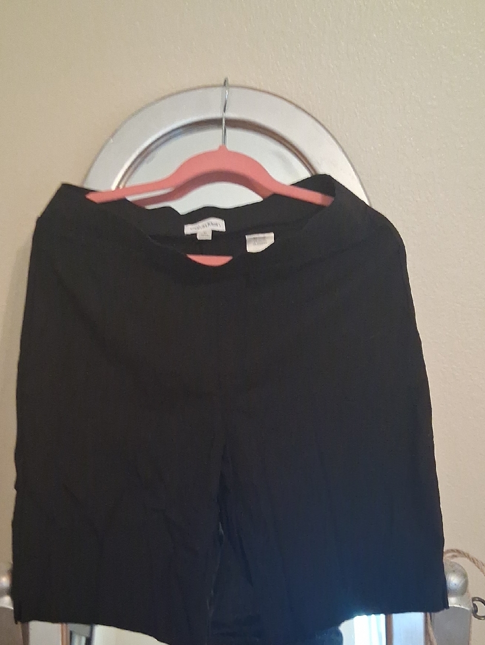 Black Knee-Length Capris
